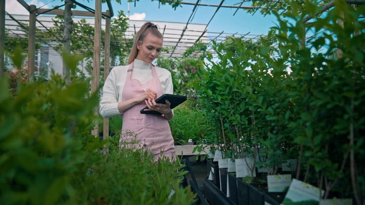Gardener Uses Tablet to Track Greenhouse Growth