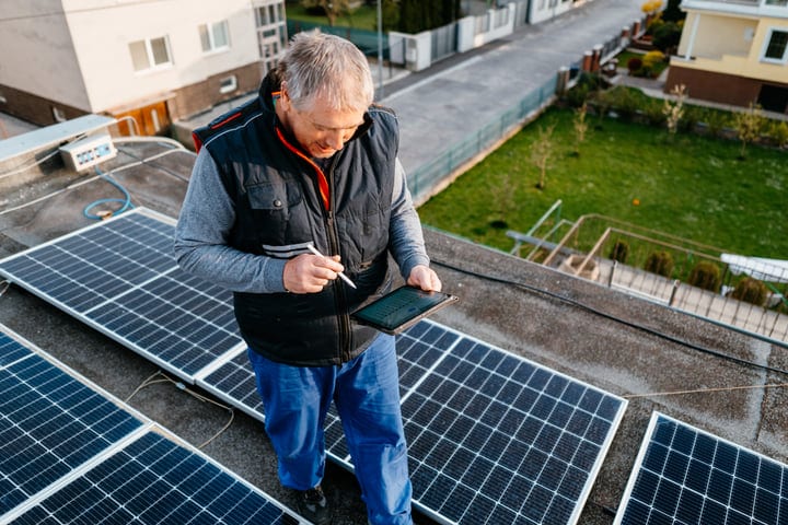 Efficient Energy Management On A Sunny Rooftop