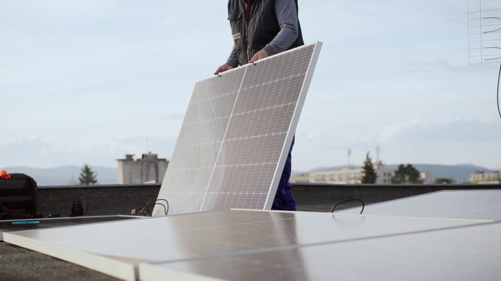 Harnessing Solar Power on a Breezy Rooftop