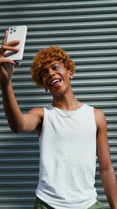 Joyful Youth Captures Urban Life With Smartphone