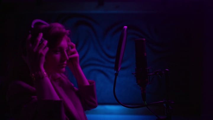 A Vocalist Immersed in the Rhythm of Creation