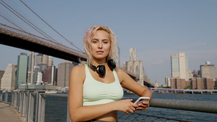 Runner Pauses Along Brooklyn Bridge With Confidence