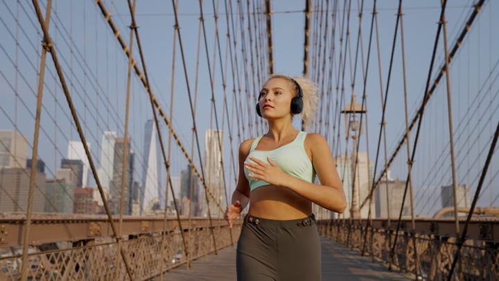 Morning Runner Embraces Vibrant NYC Skyline Views