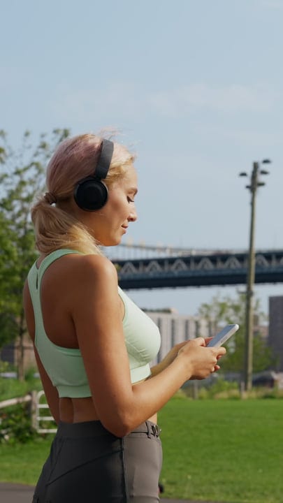 Runner Tunes Into Motivation On Sunny City Day
