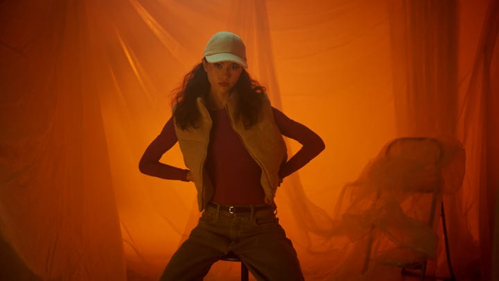 Bold Expression in Warm Tones and Casual Fashion