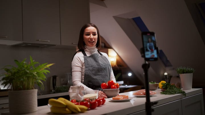 Home Cooking Broadcast Under Evening Kitchen Lights