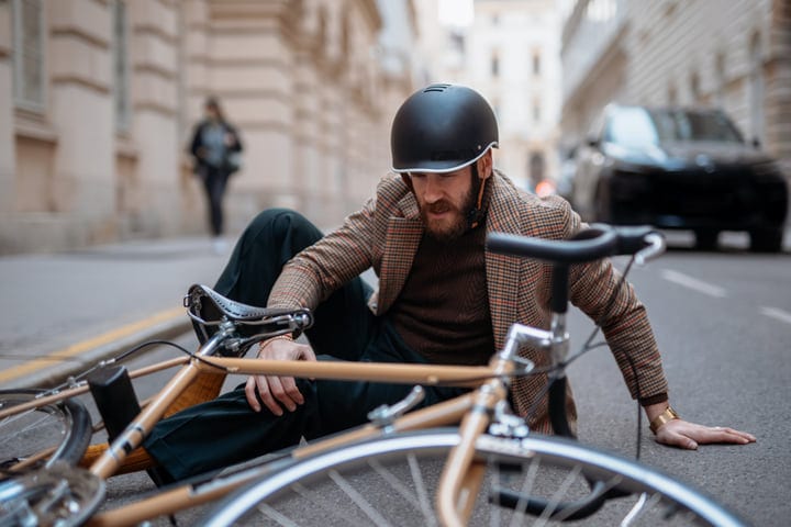 Urban Cyclist Faces Unexpected Challenge During Commute